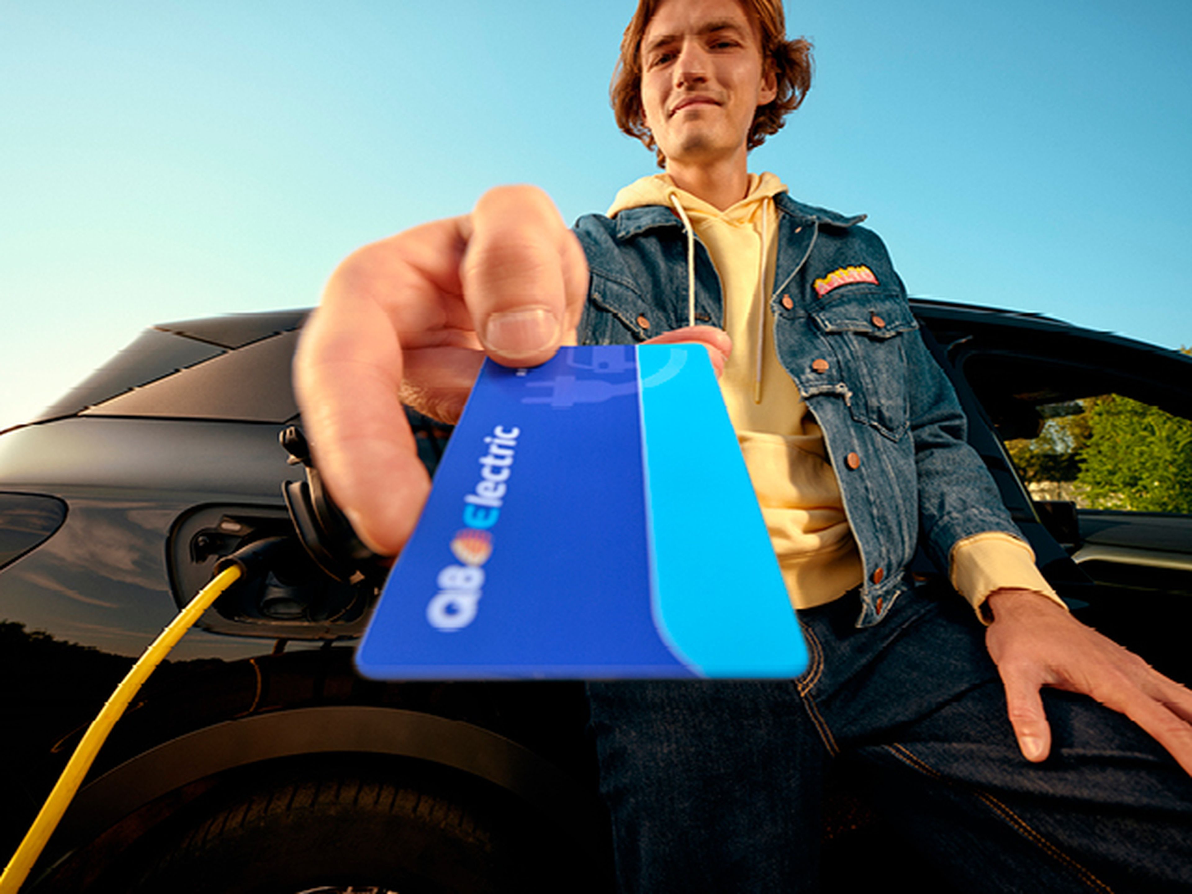 Un homme utilise la carte électrique Q8 pour recharger sa voiture
