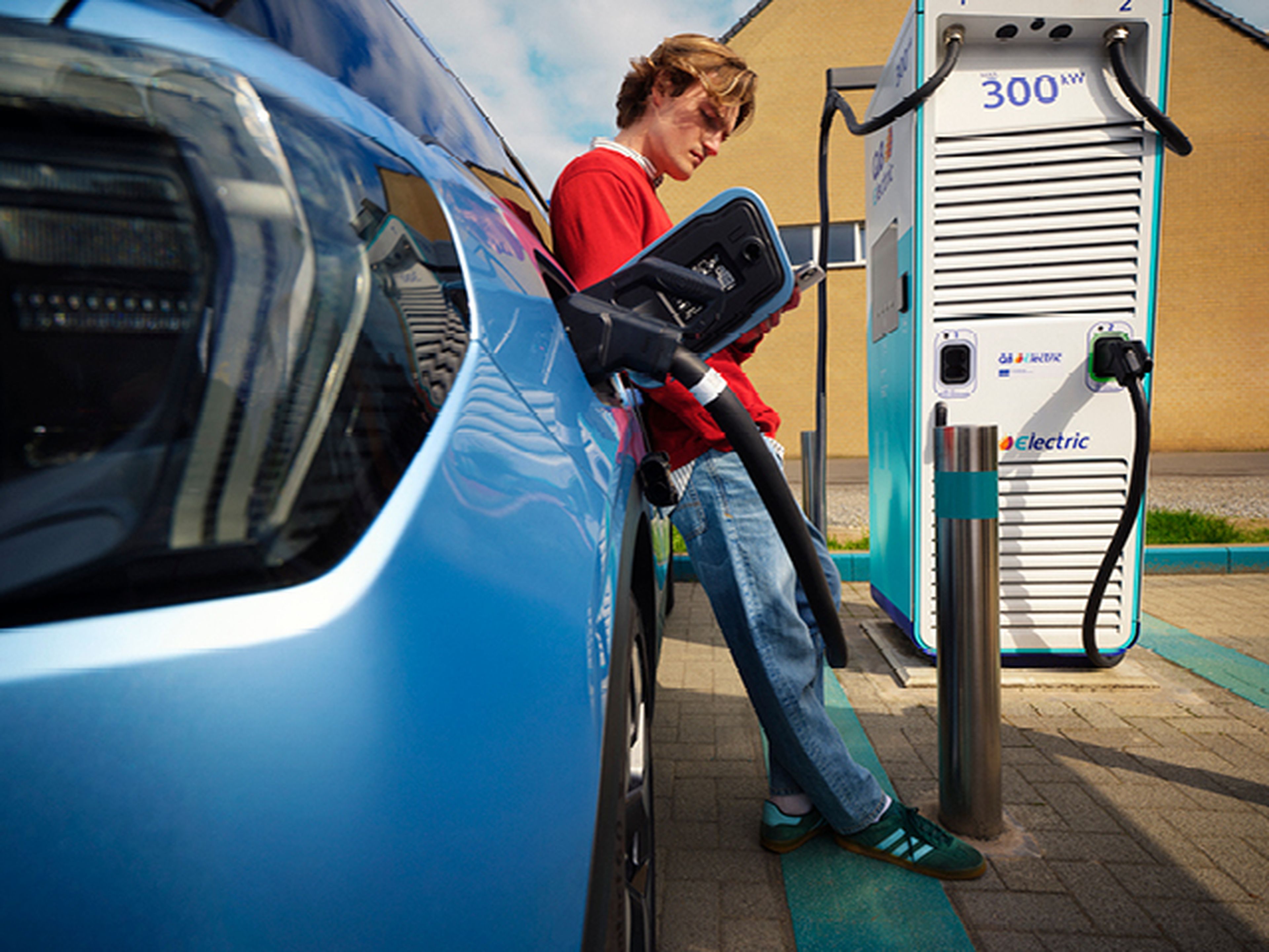 Homme à la borne de recharge rapide Q8 Electric