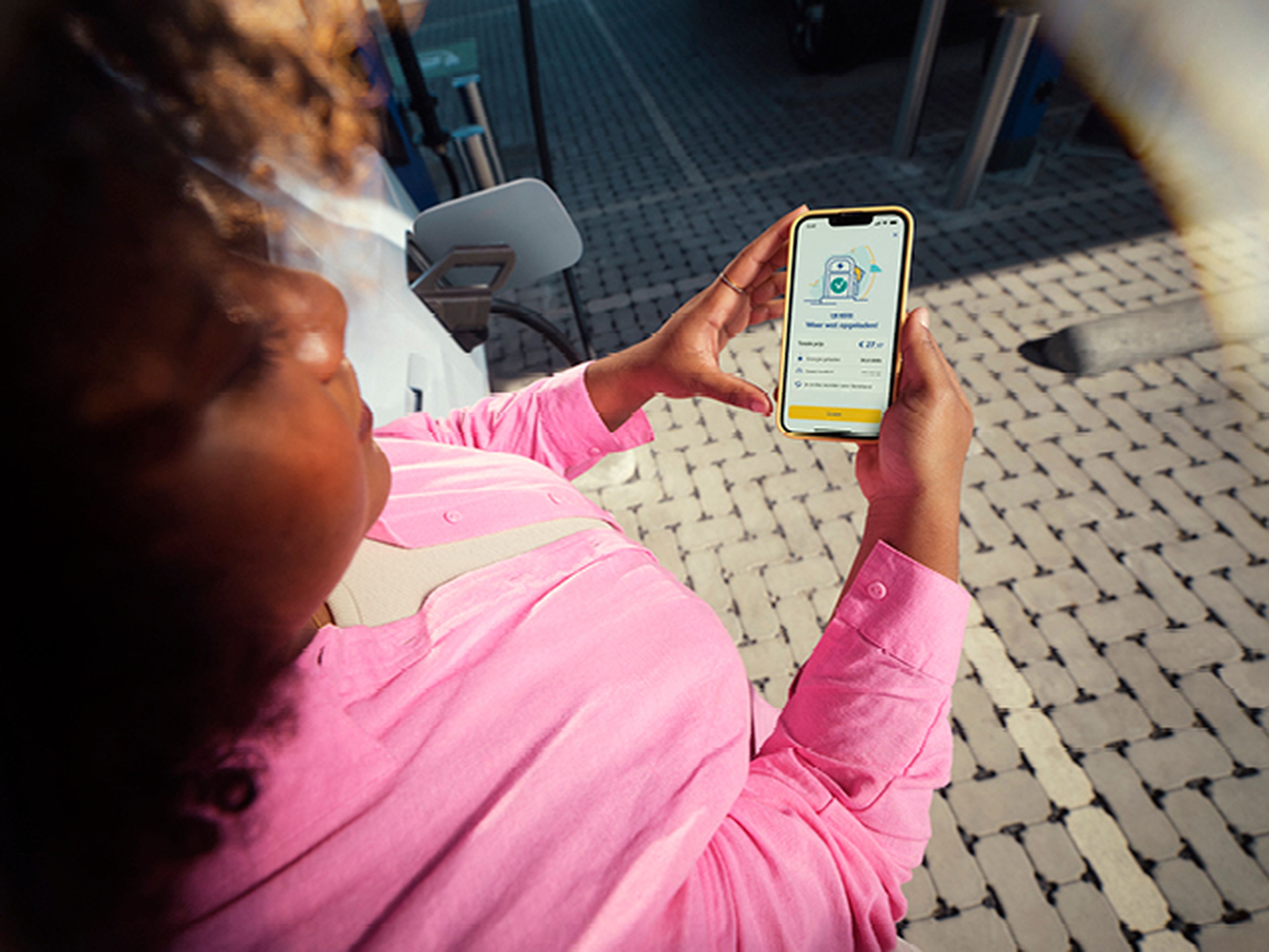 femme avec l'application commerciale Q8 Electric