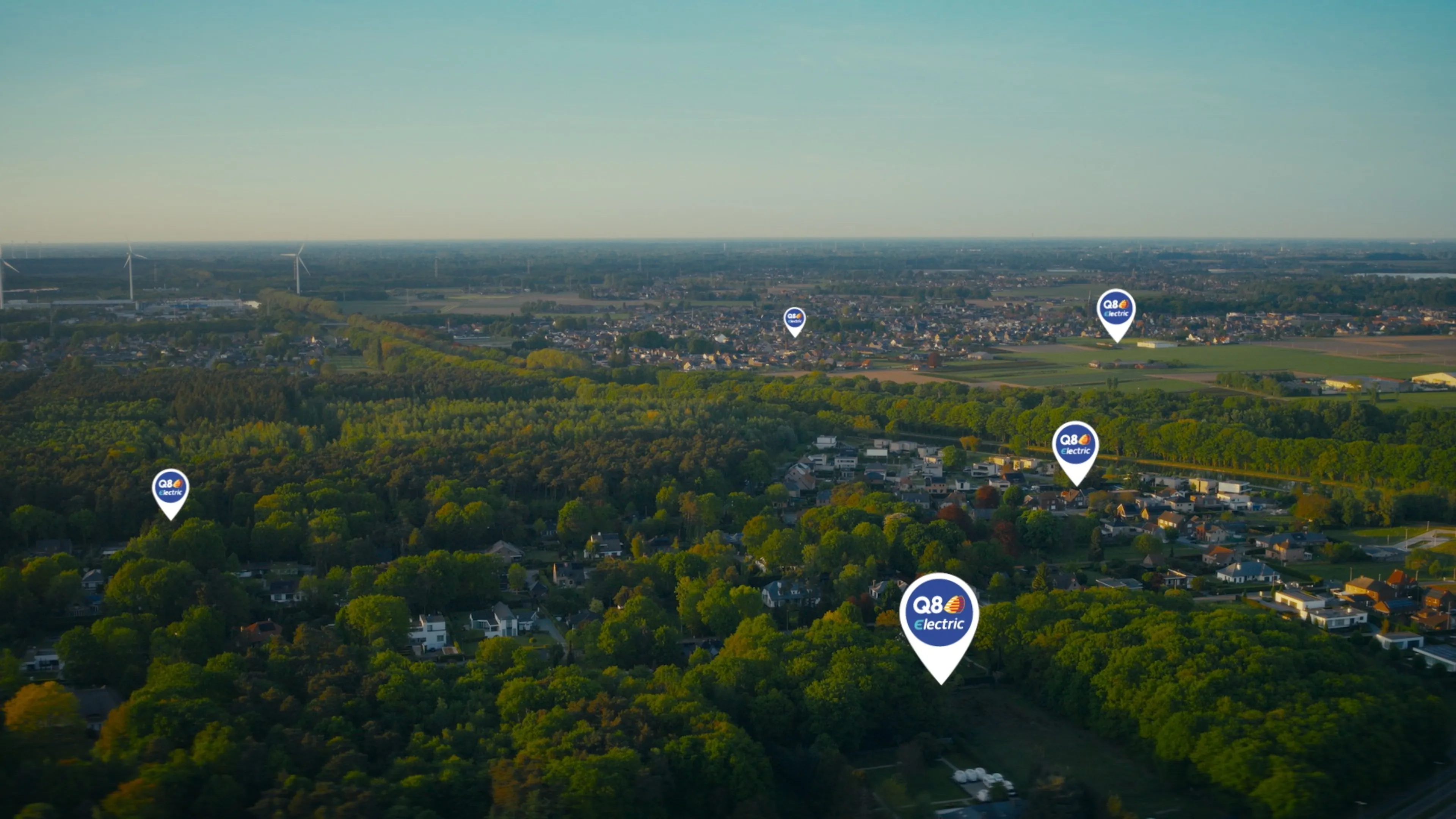 Luchtbeeld met locaties van Q8 electric-laadpunten.