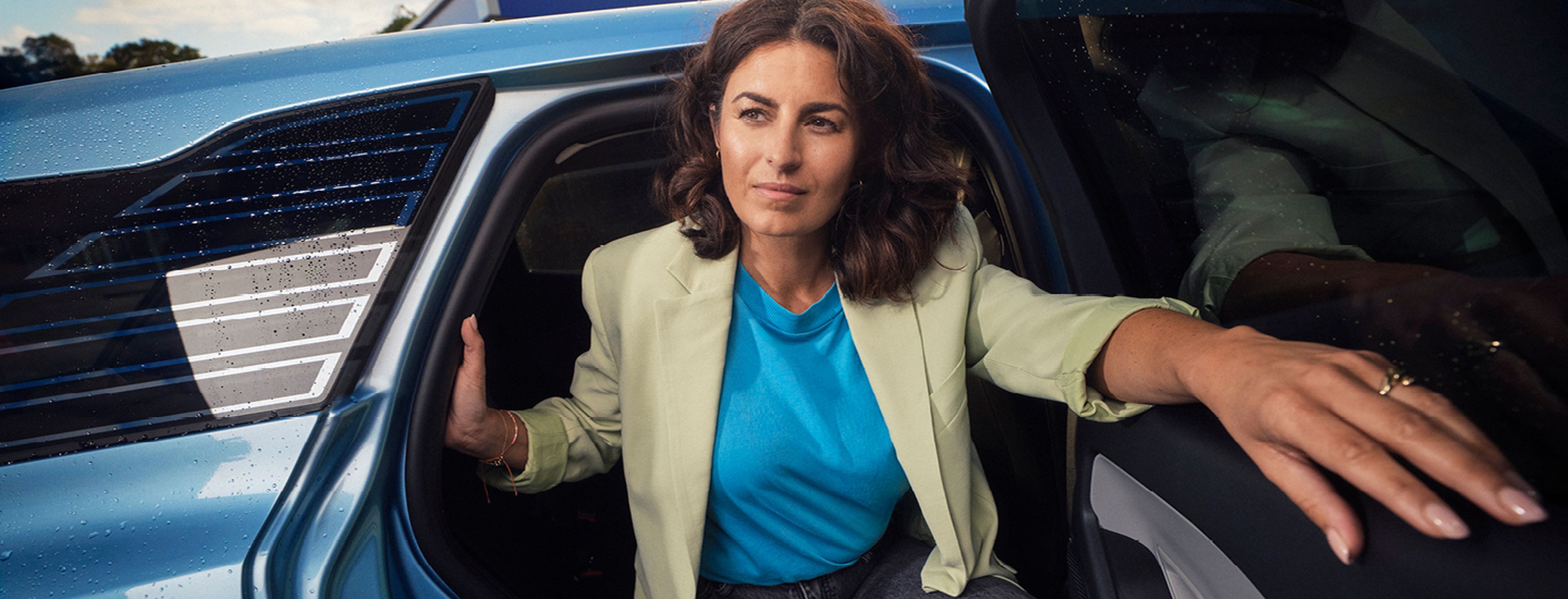 Femme sort de la voiture bleue chez Q8