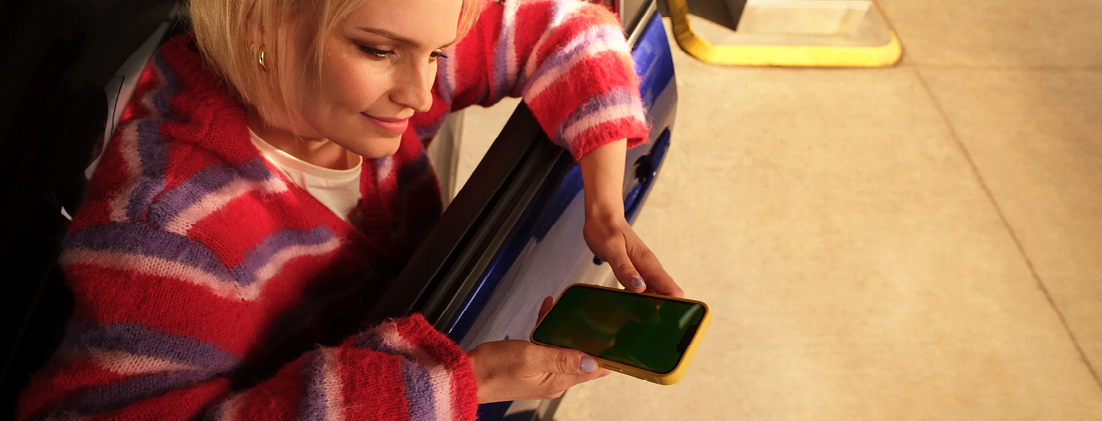 Femme tenant un téléphone portable et utilisant l'application Q8