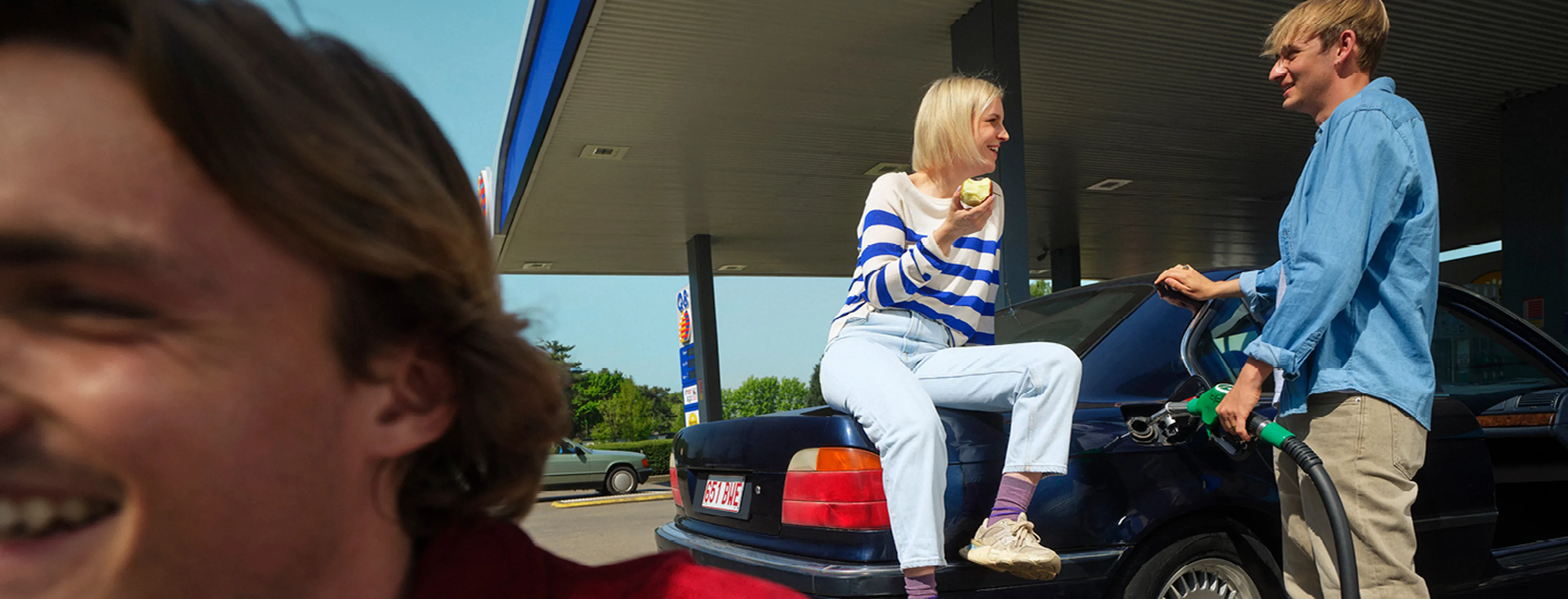 Amis à la station-service Q8.​